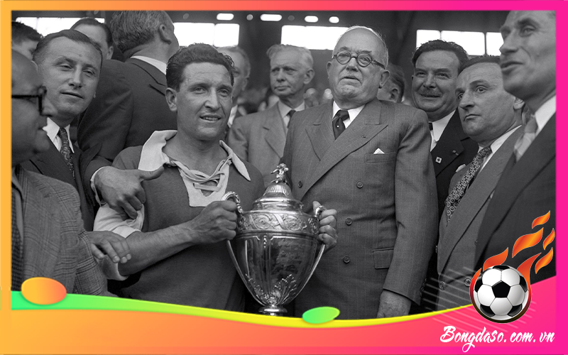 Albert Batteux là ai và tiểu sử chi tiết huấn luyện viên bóng đá này