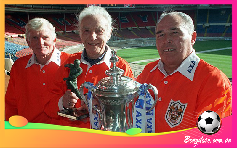 Stanley Matthews là ai và sự nghiệp, danh hiệu, phong cách thi đấu?