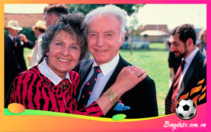 Stanley Matthews là ai và sự nghiệp, danh hiệu, phong cách thi đấu?