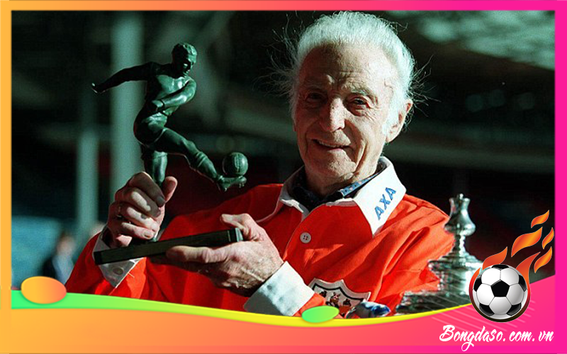 Stanley Matthews là ai và sự nghiệp, danh hiệu, phong cách thi đấu?