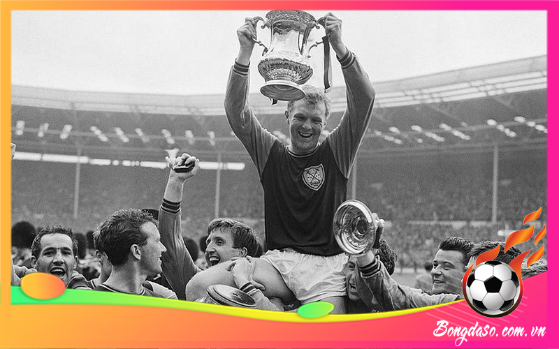 Bobby Moore là ai và sự nghiệp, danh hiệu, phong cách thi đấu