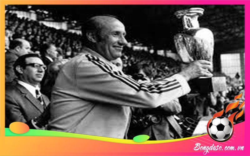 Helmut Schon là ai và tiểu sử chi tiết HLV bóng đá này?