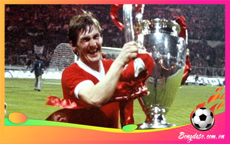 Kenny Dalglish là ai và tiểu sử chi tiết HLV bóng đá này?